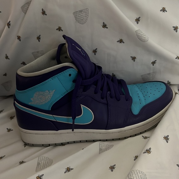 Jordan 1 Hornets - Picture 2 of 3